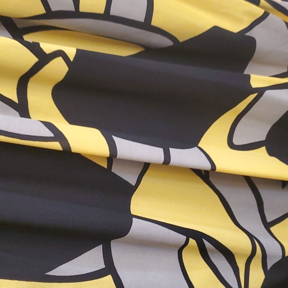 Black and yellow dress with beads around neck - Picture 8 of 8